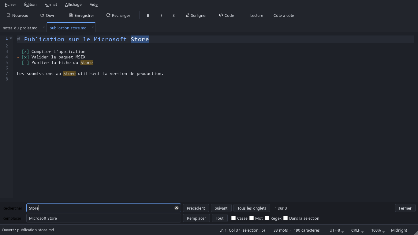 Deux onglets ouverts et la barre de recherche et de remplacement en bas de l'éditeur, avec ses options Regex, Dans la sélection et Tous les onglets, et chaque occurrence surlignée